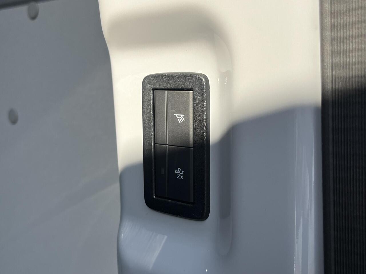 Ford TRANSIT CUSTOM 320 2.5 PHEV L2H1 Limited | 0,99% Renteactie | SCI | 233pk | Driver Assistance pack Premium | Wegklapbare Trekhaak | Verwarmd Stuurwiel | 17 inch Licht metalen Velgen | B&O Speakers