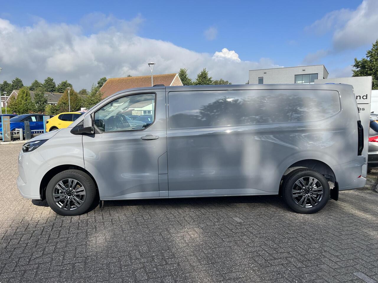 Ford TRANSIT CUSTOM 320 2.5 PHEV L2H1 Limited | 0,99% Renteactie | SCI | 233pk | Driver Assistance pack Premium | Wegklapbare Trekhaak | Verwarmd Stuurwiel | 17 inch Licht metalen Velgen | B&O Speakers