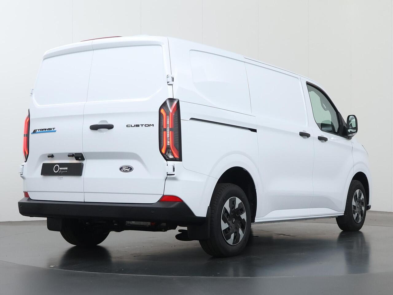 Ford TRANSIT CUSTOM E-Transit 320 | L1 H1 | TREND | 65 kWh | 328 KM RANGE | CLIMATE CONTROL | CARPLAY / ANDROID AUTO | STOELVERWARMING | SPIEGEL VERWARMING | ACHTERUITRIJCAMERA | VOORRUITVERWARMING | LAADRUIMTE PAKKET | VOORBEREIDING 2300 KG TREKHAAK