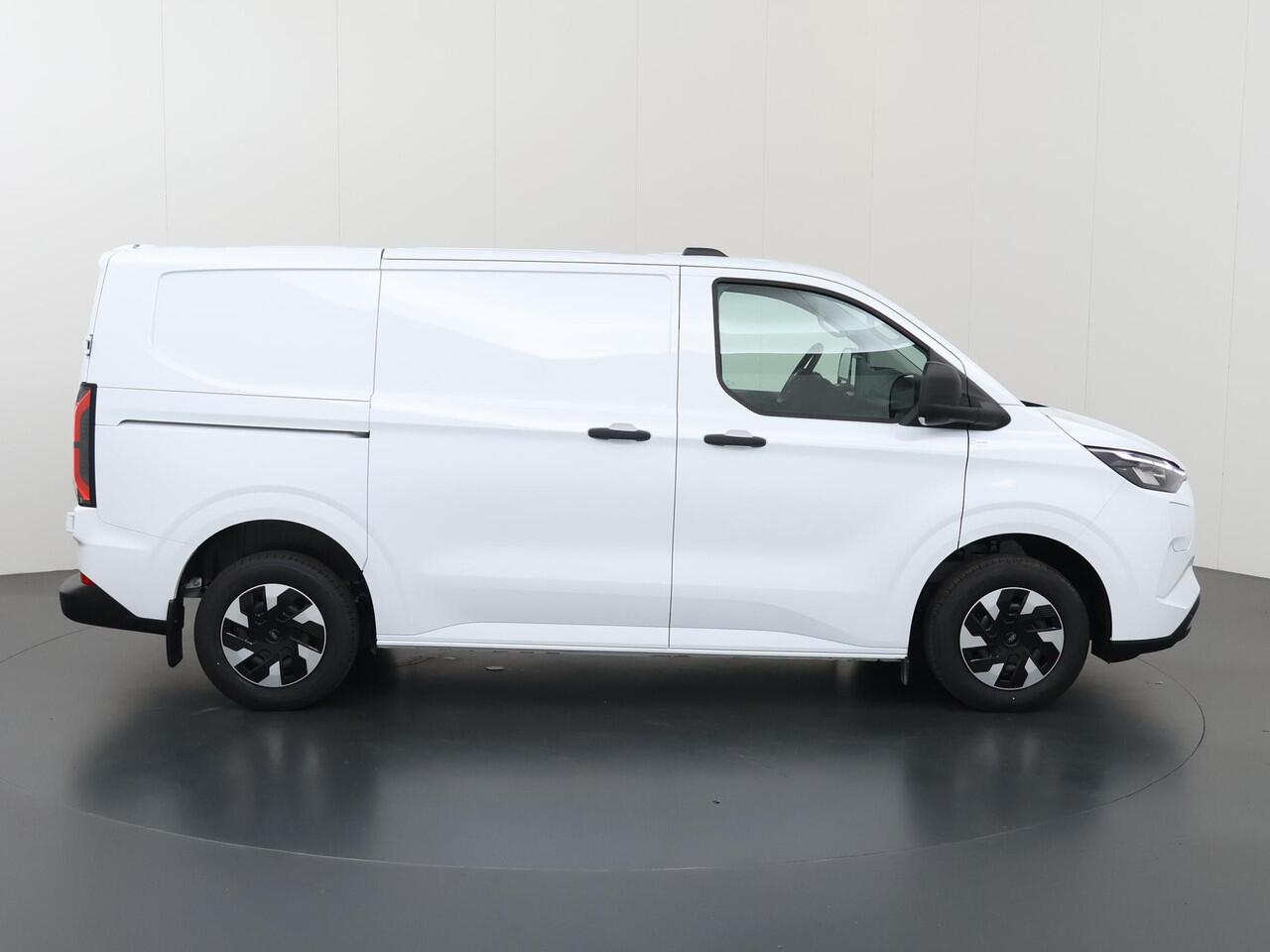 Ford TRANSIT CUSTOM E-Transit 320 | L1 H1 | Trend | 65 kWh | 2300 KG. AHW | Climate Control | Apple Carplay / Android Auto | 328 KM Range | Voorruitverwarming | Stoelverwarming | LED Koplampen | Achterdeuren |