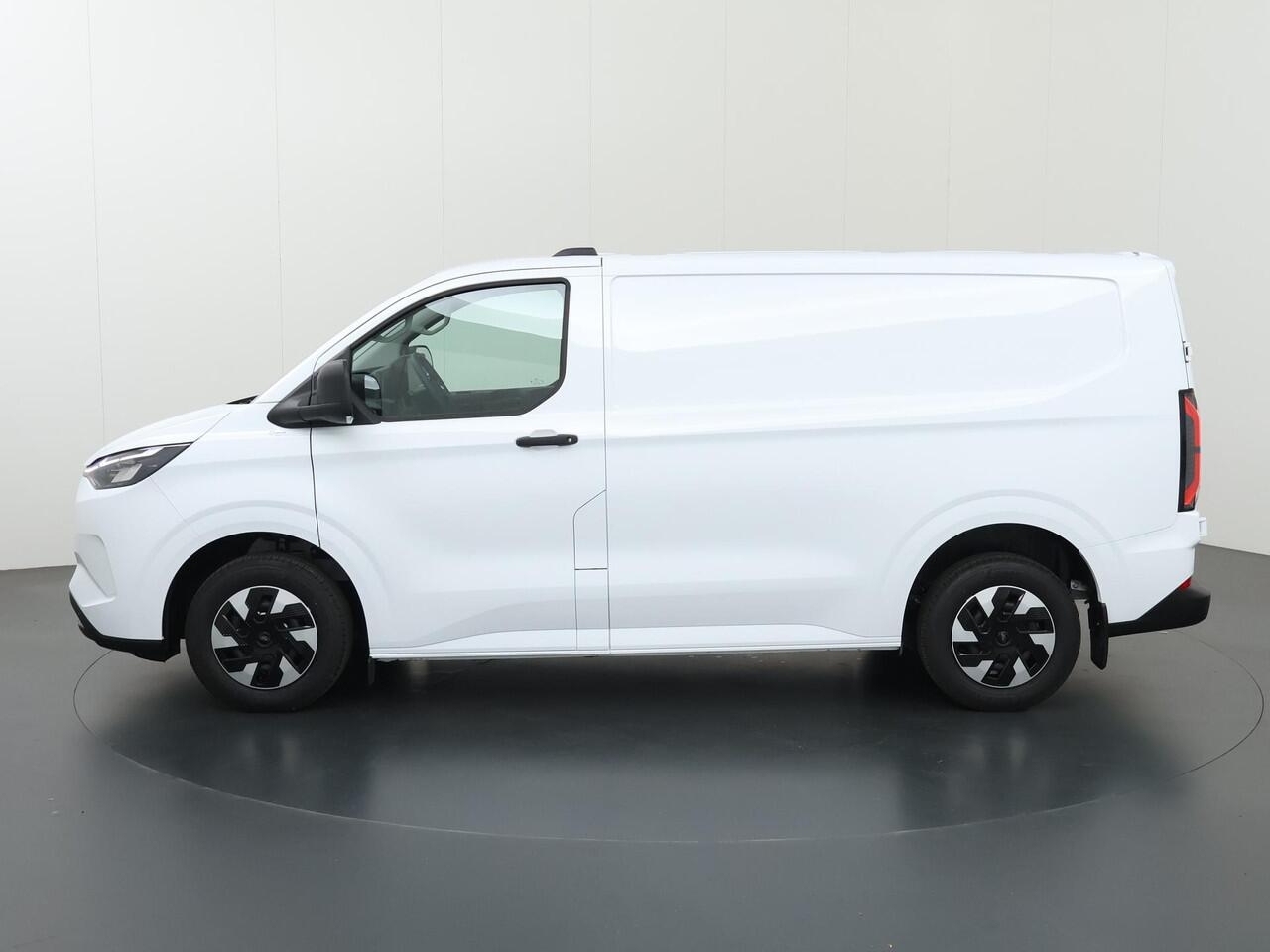 Ford TRANSIT CUSTOM E-Transit 320 | L1 H1 | Trend | 65 kWh | 2300 KG. AHW | Climate Control | Apple Carplay / Android Auto | 328 KM Range | Voorruitverwarming | Stoelverwarming | LED Koplampen | Achterdeuren |
