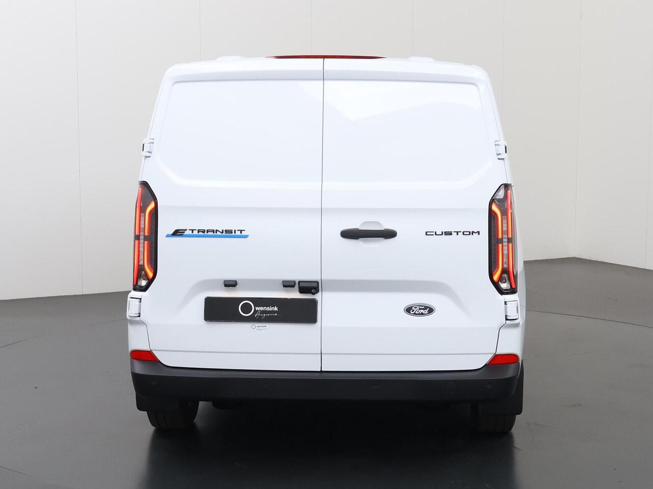 Ford TRANSIT CUSTOM E-Transit 320 | L1 H1 | TREND | 65 kWh | 328 KM RANGE | CLIMATE CONTROL | CARPLAY / ANDROID AUTO | STOELVERWARMING | SPIEGEL VERWARMING | ACHTERUITRIJCAMERA | VOORRUITVERWARMING | LAADRUIMTE PAKKET | VOORBEREIDING 2300 KG TREKHAAK
