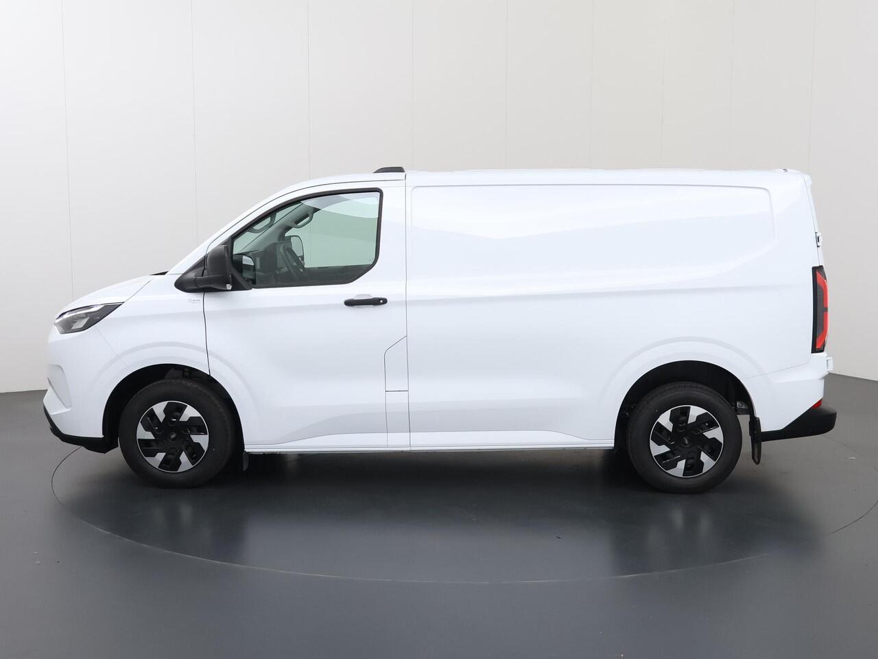 Ford TRANSIT CUSTOM E-Transit 320 | L1 H1 | TREND | 65 kWh | 328 KM RANGE | CLIMATE CONTROL | CARPLAY / ANDROID AUTO | STOELVERWARMING | SPIEGEL VERWARMING | ACHTERUITRIJCAMERA | VOORRUITVERWARMING | LAADRUIMTE PAKKET | VOORBEREIDING 2300 KG TREKHAAK