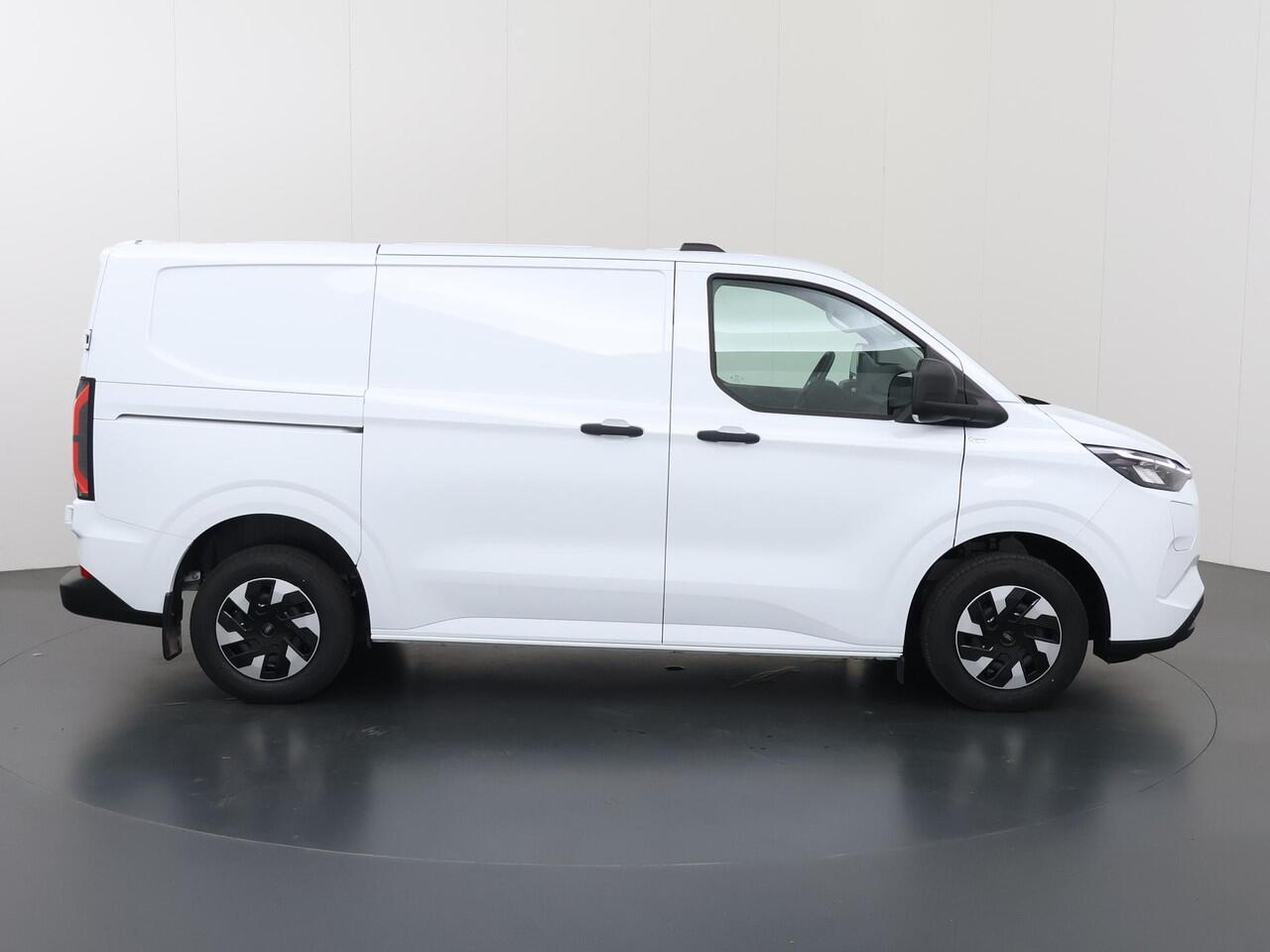 Ford TRANSIT CUSTOM E-Transit 320 | L1 H1 | TREND | 65 kWh | 328 KM RANGE | CLIMATE CONTROL | CARPLAY / ANDROID AUTO | STOELVERWARMING | SPIEGEL VERWARMING | ACHTERUITRIJCAMERA | VOORRUITVERWARMING | LAADRUIMTE PAKKET | VOORBEREIDING 2300 KG TREKHAAK