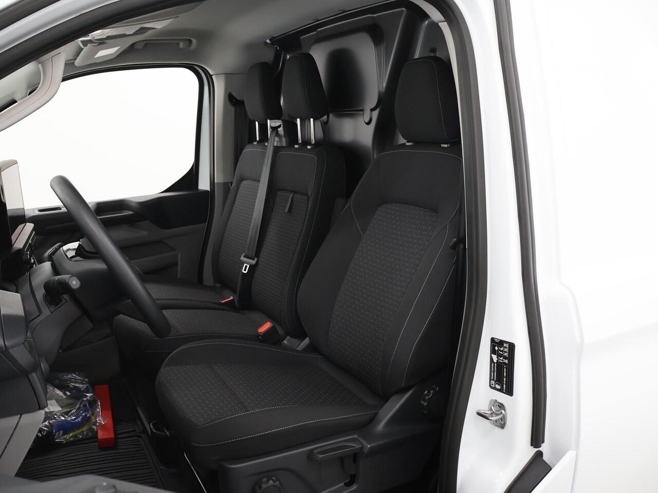 Ford TRANSIT CUSTOM E-Transit 320 | L1 H1 | TREND | 65 kWh | 328 KM RANGE | CLIMATE CONTROL | CARPLAY / ANDROID AUTO | STOELVERWARMING | SPIEGEL VERWARMING | ACHTERUITRIJCAMERA | VOORRUITVERWARMING | LAADRUIMTE PAKKET | VOORBEREIDING 2300 KG TREKHAAK