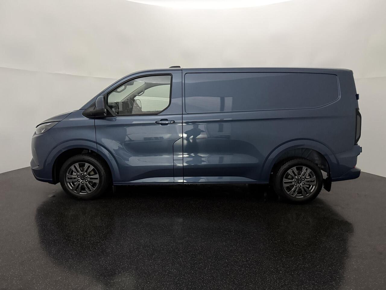 Ford TRANSIT CUSTOM 320 2.5 PHEV L1H1 Limited met o.a. B&O audio, 17 inch lichtmetalen velgen, Een achteruitrijcamera, Dode hoek herkenning, Adaptieve cruise control en een Navigatiesysteem