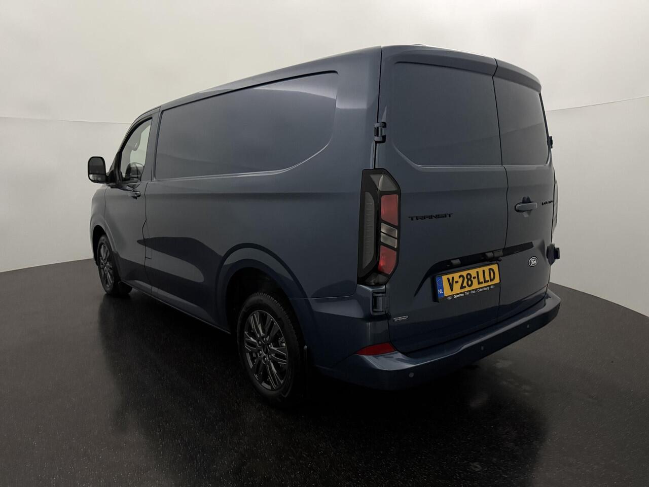 Ford TRANSIT CUSTOM 320 2.5 PHEV L1H1 Limited met o.a. B&O audio, 17 inch lichtmetalen velgen, Een achteruitrijcamera, Dode hoek herkenning, Adaptieve cruise control en een Navigatiesysteem