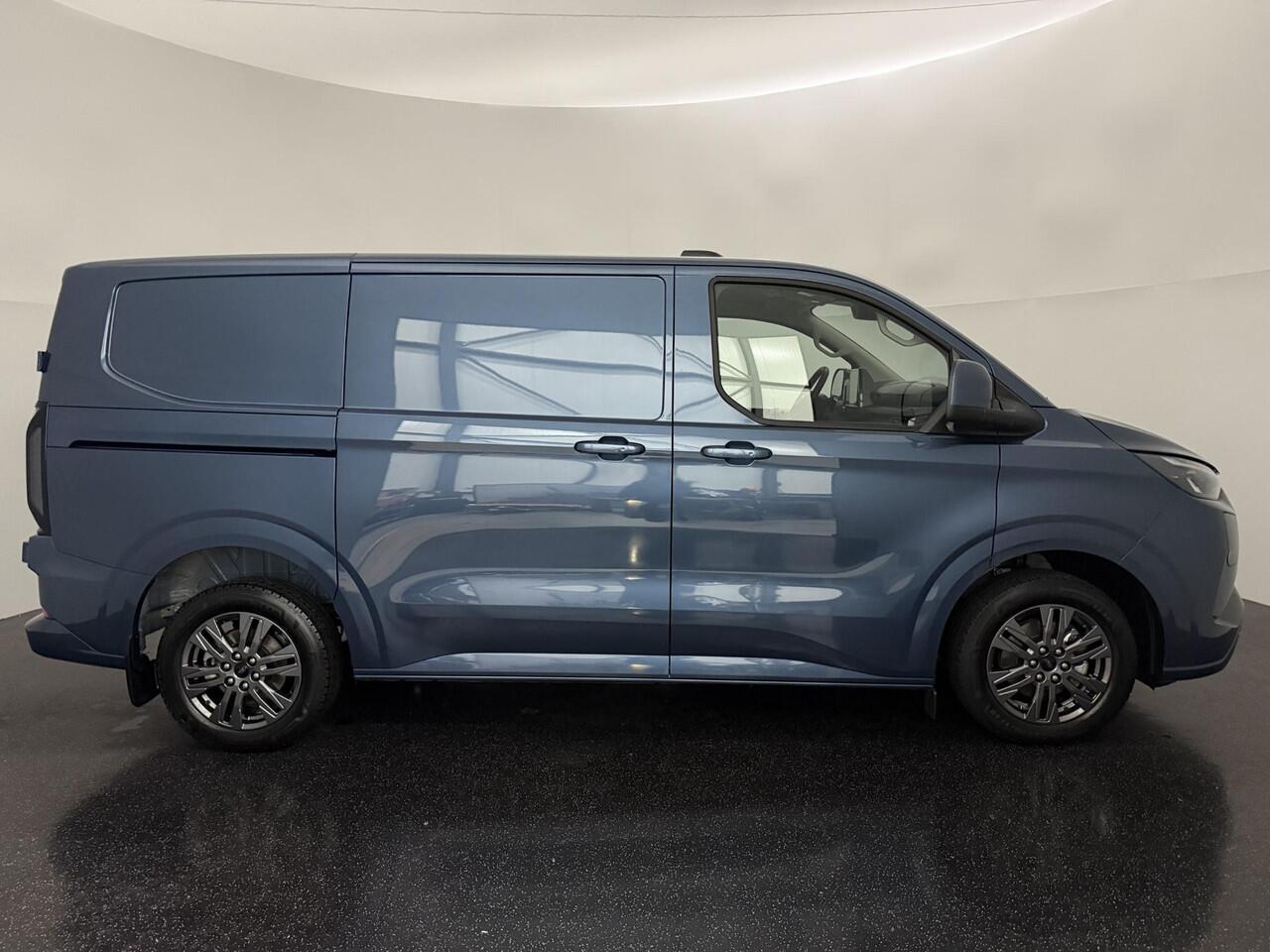 Ford TRANSIT CUSTOM 320 2.5 PHEV L1H1 Limited met o.a. B&O audio, 17 inch lichtmetalen velgen, Een achteruitrijcamera, Dode hoek herkenning, Adaptieve cruise control en een Navigatiesysteem