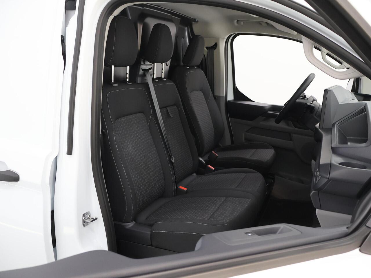 Ford TRANSIT CUSTOM E-Transit 320 | L1 H1 | TREND | 65 kWh | 328 KM RANGE | CLIMATE CONTROL | CARPLAY / ANDROID AUTO | STOELVERWARMING | SPIEGEL VERWARMING | ACHTERUITRIJCAMERA | VOORRUITVERWARMING | LAADRUIMTE PAKKET | VOORBEREIDING 2300 KG TREKHAAK