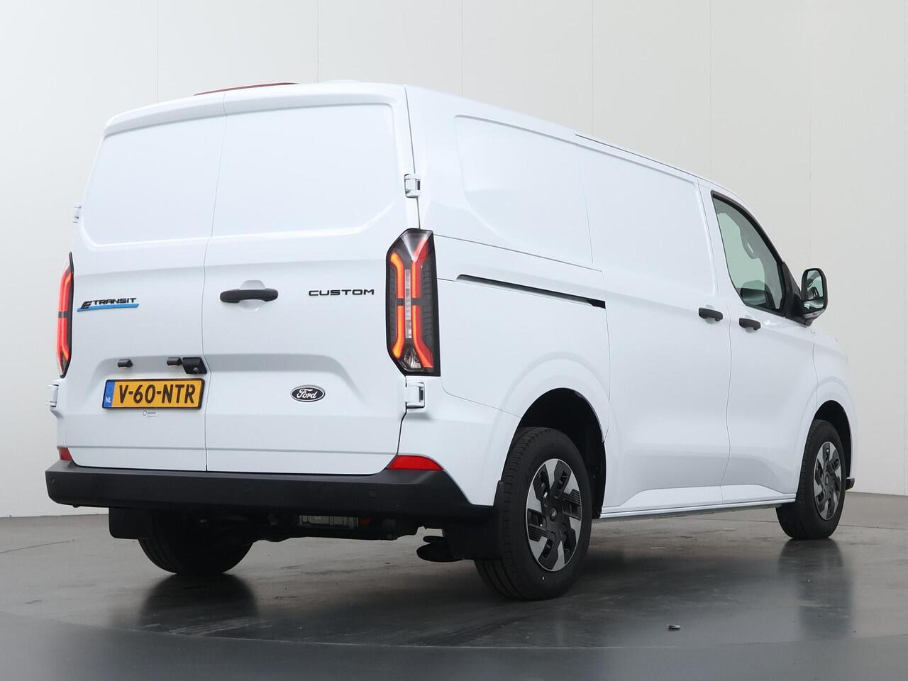Ford TRANSIT CUSTOM E-Transit 320 | L1 H1 | TREND | 65 kWh | 328 KM RANGE | CLIMATE CONTROL | CARPLAY / ANDROID AUTO | STOELVERWARMING | SPIEGEL VERWARMING | ACHTERUITRIJCAMERA | VOORRUITVERWARMING | LAADRUIMTE PAKKET | VOORBEREIDING 2300 KG TREKHAAK