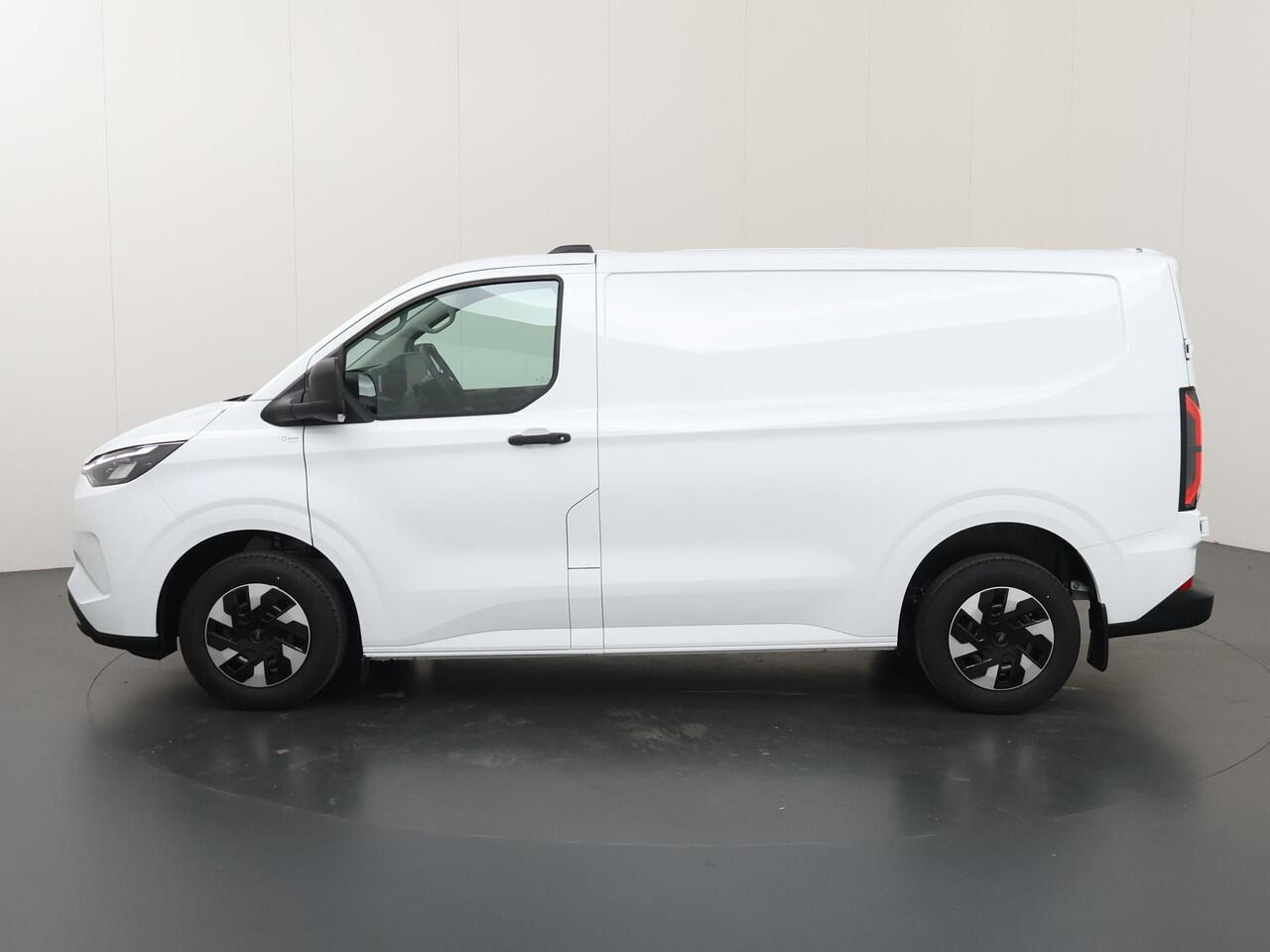 Ford TRANSIT CUSTOM E-Transit 320 | L1 H1 | TREND | 65 kWh | 328 KM RANGE | CLIMATE CONTROL | CARPLAY / ANDROID AUTO | STOELVERWARMING | SPIEGEL VERWARMING | ACHTERUITRIJCAMERA | VOORRUITVERWARMING | LAADRUIMTE PAKKET | VOORBEREIDING 2300 KG TREKHAAK