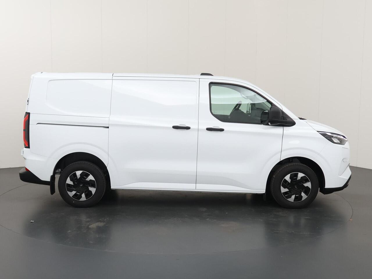 Ford TRANSIT CUSTOM E-Transit 320 | L1 H1 | TREND | 65 kWh | 328 KM RANGE | CLIMATE CONTROL | CARPLAY / ANDROID AUTO | STOELVERWARMING | SPIEGEL VERWARMING | ACHTERUITRIJCAMERA | VOORRUITVERWARMING | LAADRUIMTE PAKKET | VOORBEREIDING 2300 KG TREKHAAK