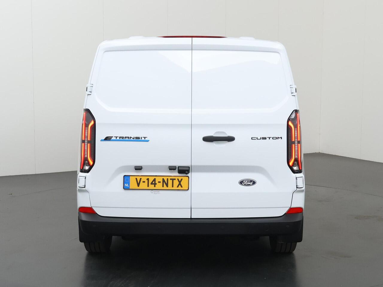 Ford TRANSIT CUSTOM E-Transit 320 | L1 H1 | TREND | 65 kWh | 328 KM RANGE | CLIMATE CONTROL | CARPLAY / ANDROID AUTO | STOELVERWARMING | SPIEGEL VERWARMING | ACHTERUITRIJCAMERA | VOORRUITVERWARMING | LAADRUIMTE PAKKET | VOORBEREIDING 2300 KG TREKHAAK