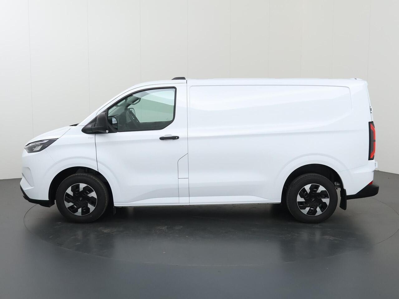 Ford TRANSIT CUSTOM E-Transit 320 | L1 H1 | TREND | 65 kWh | 328 KM RANGE | CLIMATE CONTROL | CARPLAY / ANDROID AUTO | STOELVERWARMING | SPIEGEL VERWARMING | ACHTERUITRIJCAMERA | VOORRUITVERWARMING | LAADRUIMTE PAKKET | VOORBEREIDING 2300 KG TREKHAAK