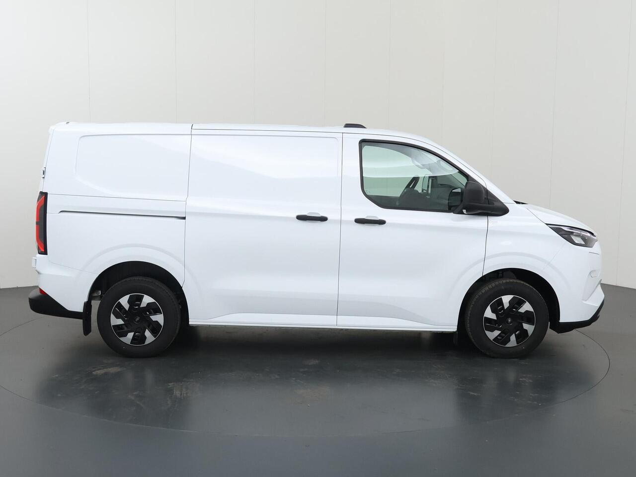 Ford TRANSIT CUSTOM E-Transit 320 | L1 H1 | TREND | 65 kWh | 328 KM RANGE | CLIMATE CONTROL | CARPLAY / ANDROID AUTO | STOELVERWARMING | SPIEGEL VERWARMING | ACHTERUITRIJCAMERA | VOORRUITVERWARMING | LAADRUIMTE PAKKET | VOORBEREIDING 2300 KG TREKHAAK