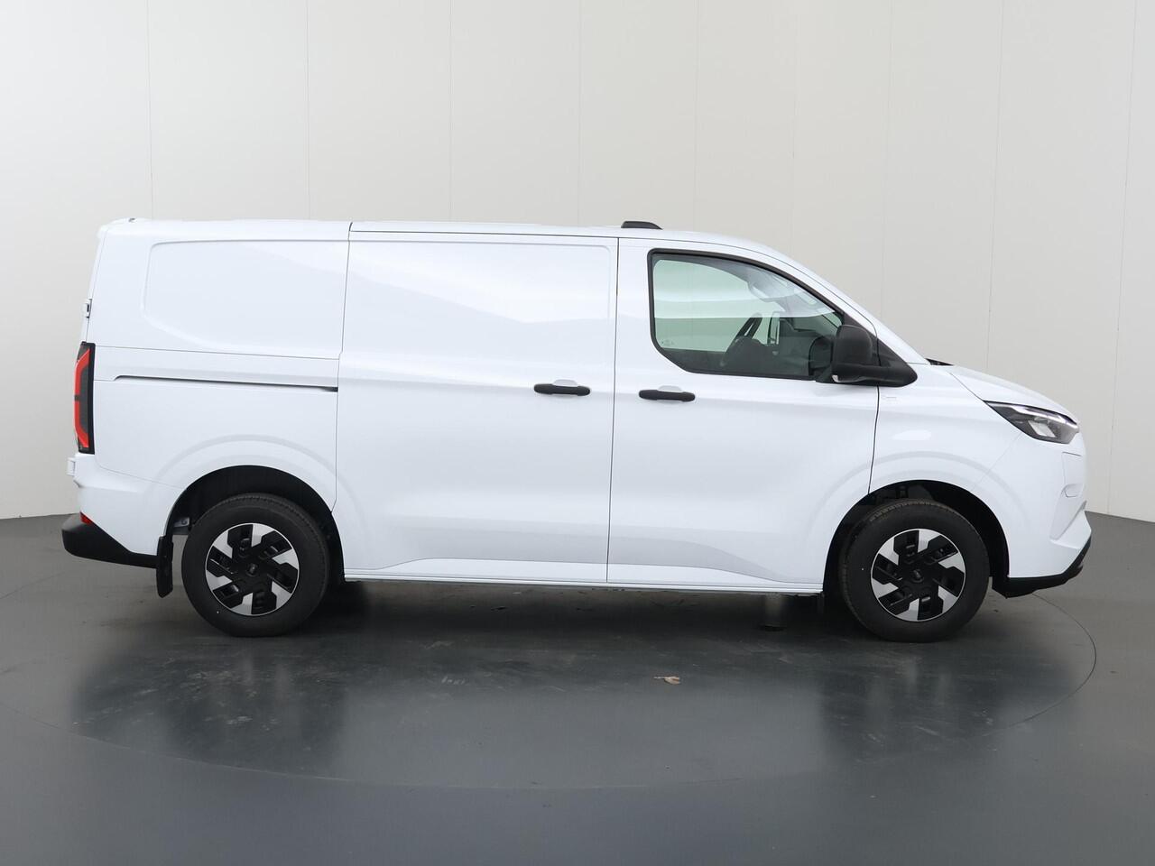 Ford TRANSIT CUSTOM E-Transit 320 | L1 H1 | TREND | 65 kWh | 328 KM RANGE | CLIMATE CONTROL | CARPLAY / ANDROID AUTO | STOELVERWARMING | SPIEGEL VERWARMING | ACHTERUITRIJCAMERA | VOORRUITVERWARMING | LAADRUIMTE PAKKET | VOORBEREIDING 2300 KG TREKHAAK