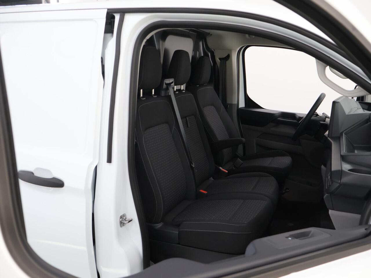 Ford TRANSIT CUSTOM E-Transit 320 | L1 H1 | TREND | 65 kWh | 328 KM RANGE | CLIMATE CONTROL | CARPLAY / ANDROID AUTO | STOELVERWARMING | SPIEGEL VERWARMING | ACHTERUITRIJCAMERA | VOORRUITVERWARMING | LAADRUIMTE PAKKET | VOORBEREIDING 2300 KG TREKHAAK