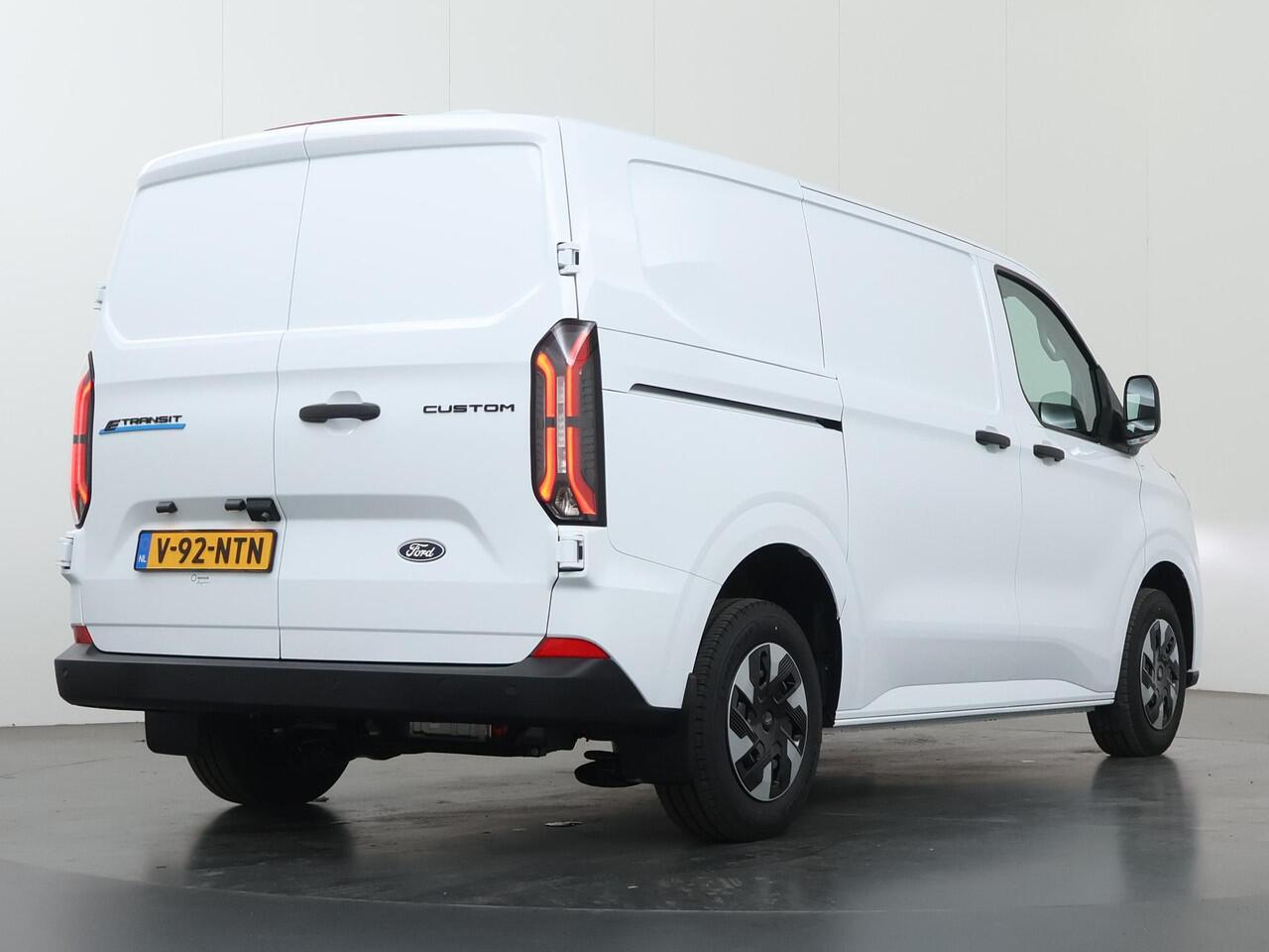 Ford TRANSIT CUSTOM E-Transit 320 | L1 H1 | TREND | 65 kWh | 328 KM RANGE | CLIMATE CONTROL | CARPLAY / ANDROID AUTO | STOELVERWARMING | SPIEGEL VERWARMING | ACHTERUITRIJCAMERA | VOORRUITVERWARMING | LAADRUIMTE PAKKET | VOORBEREIDING 2300 KG TREKHAAK