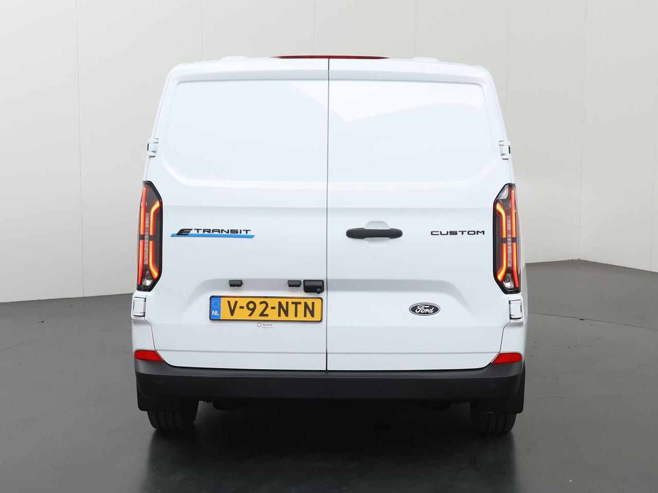 Ford TRANSIT CUSTOM E-Transit 320 | L1 H1 | TREND | 65 kWh | 328 KM RANGE | CLIMATE CONTROL | CARPLAY / ANDROID AUTO | STOELVERWARMING | SPIEGEL VERWARMING | ACHTERUITRIJCAMERA | VOORRUITVERWARMING | LAADRUIMTE PAKKET | VOORBEREIDING 2300 KG TREKHAAK