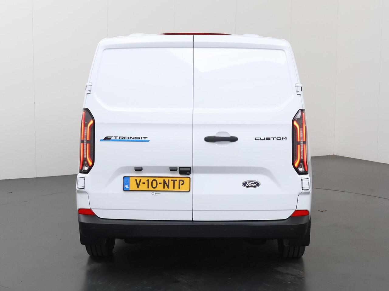 Ford TRANSIT CUSTOM E-Transit 320 | L1 H1 | TREND | 65 kWh | 328 KM RANGE | CLIMATE CONTROL | CARPLAY / ANDROID AUTO | STOELVERWARMING | SPIEGEL VERWARMING | ACHTERUITRIJCAMERA | VOORRUITVERWARMING | LAADRUIMTE PAKKET | VOORBEREIDING 2300 KG TREKHAAK