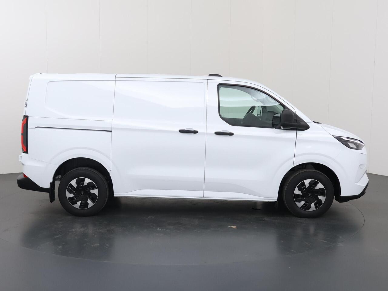 Ford TRANSIT CUSTOM E-Transit 320 | L1 H1 | TREND | 65 kWh | 328 KM RANGE | CLIMATE CONTROL | CARPLAY / ANDROID AUTO | STOELVERWARMING | SPIEGEL VERWARMING | ACHTERUITRIJCAMERA | VOORRUITVERWARMING | LAADRUIMTE PAKKET | VOORBEREIDING 2300 KG TREKHAAK