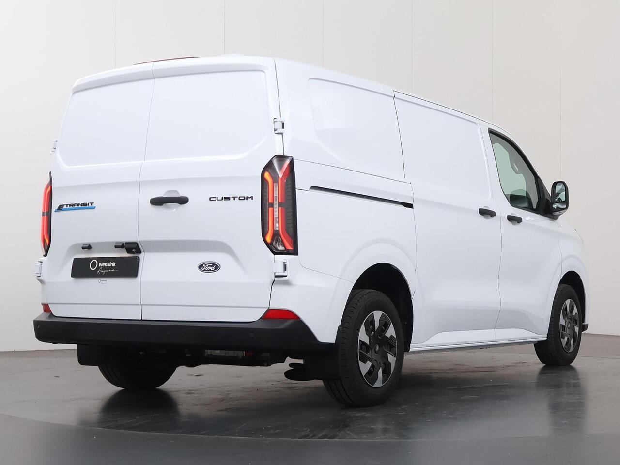 Ford TRANSIT CUSTOM E-Transit 320 | L1 H1 | TREND | 65 kWh | 328 KM RANGE | CLIMATE CONTROL | CARPLAY / ANDROID AUTO | STOELVERWARMING | SPIEGEL VERWARMING | ACHTERUITRIJCAMERA | VOORRUITVERWARMING | LAADRUIMTE PAKKET | VOORBEREIDING 2300 KG TREKHAAK