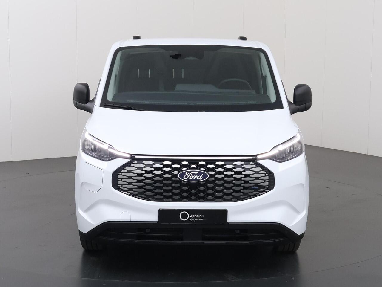 Ford TRANSIT CUSTOM E-Transit 320 | L1 H1 | TREND | 65 kWh | 328 KM RANGE | CLIMATE CONTROL | CARPLAY / ANDROID AUTO | STOELVERWARMING | SPIEGEL VERWARMING | ACHTERUITRIJCAMERA | VOORRUITVERWARMING | LAADRUIMTE PAKKET | VOORBEREIDING 2300 KG TREKHAAK