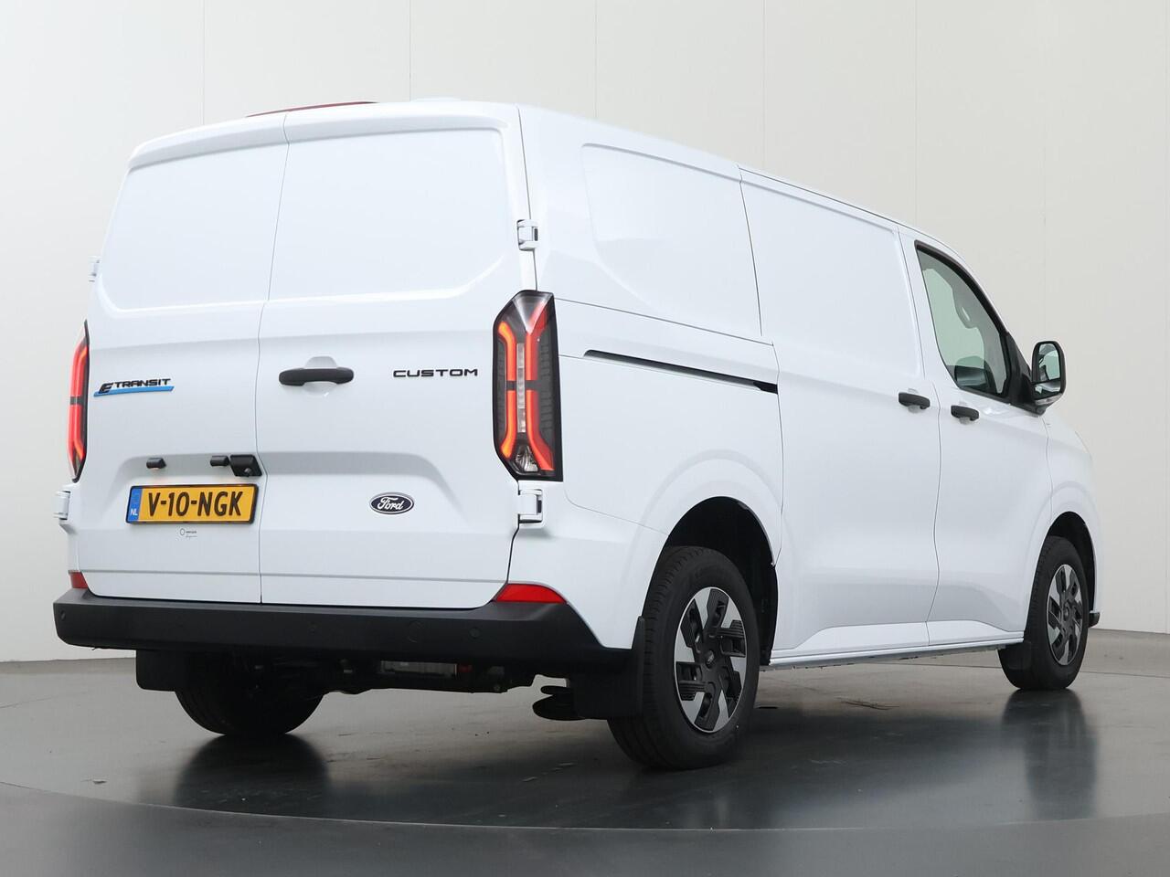 Ford TRANSIT CUSTOM E-Transit 320 | L1 H1 | Trend | 65 kWh | 2300 KG. AHW | Climate Control | Apple Carplay / Android Auto | 328 KM Range | Voorruitverwarming | Stoelverwarming | LED Koplampen | Achterdeuren |