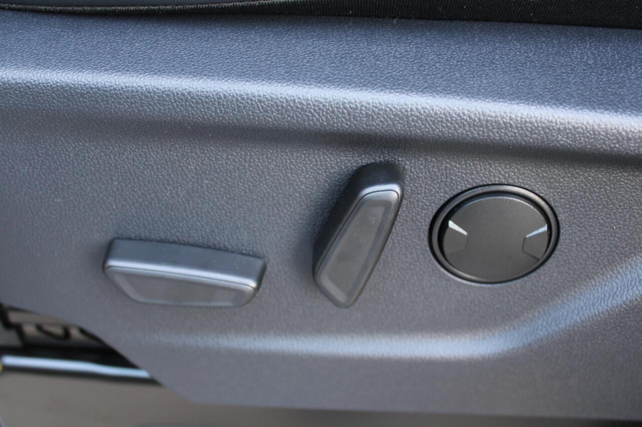 Ford TRANSIT CUSTOM 320 2.5 PHEV L2H1 Sport 233pk | Zuid | Inklapbare trekhaak | 19 inch lichtmetalen Sport velgen (mat zwart) | Verwarmbaar stuurwiel | Navigatie systeem | B&O speakers