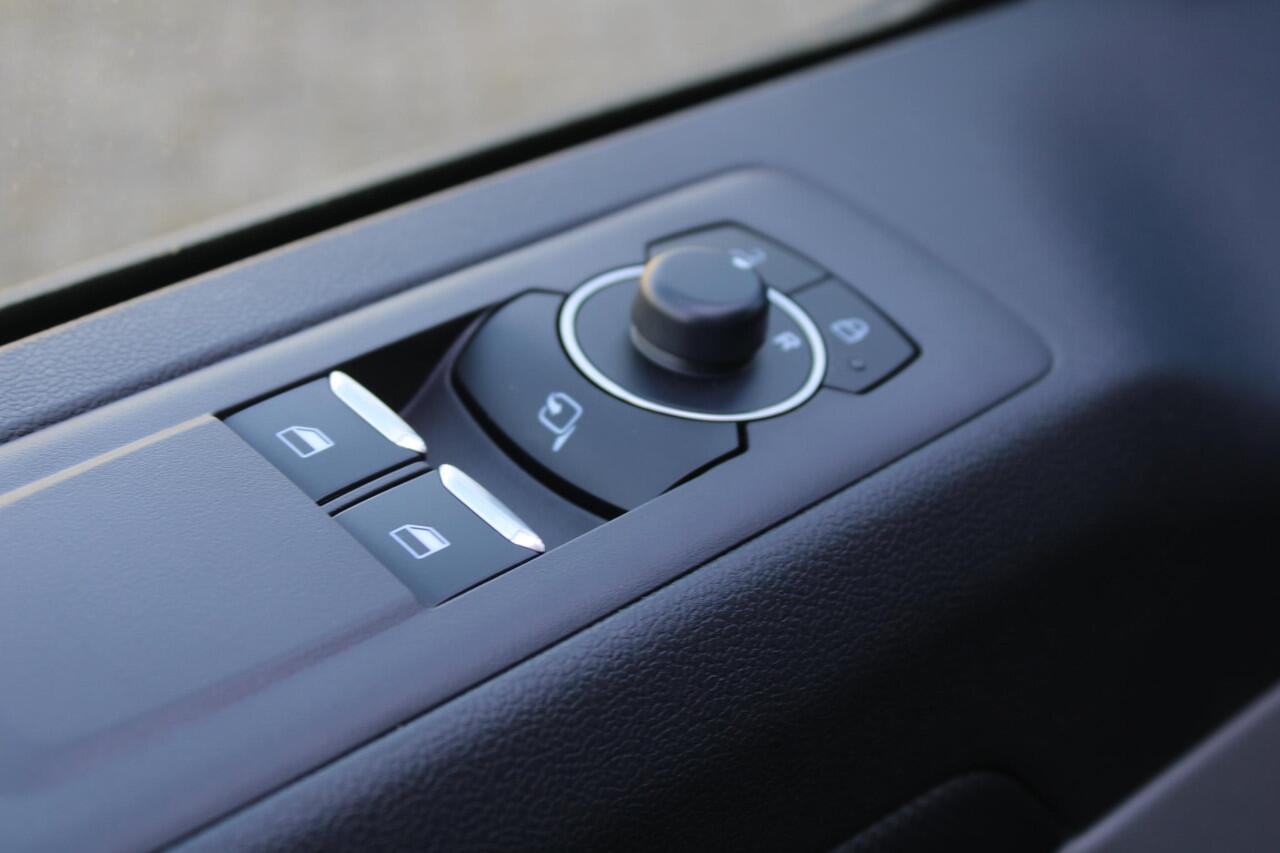 Ford TRANSIT CUSTOM 320 2.5 PHEV L2H1 Sport 233pk | Zuid | Inklapbare trekhaak | 19 inch lichtmetalen Sport velgen (mat zwart) | Verwarmbaar stuurwiel | Navigatie systeem | B&O speakers