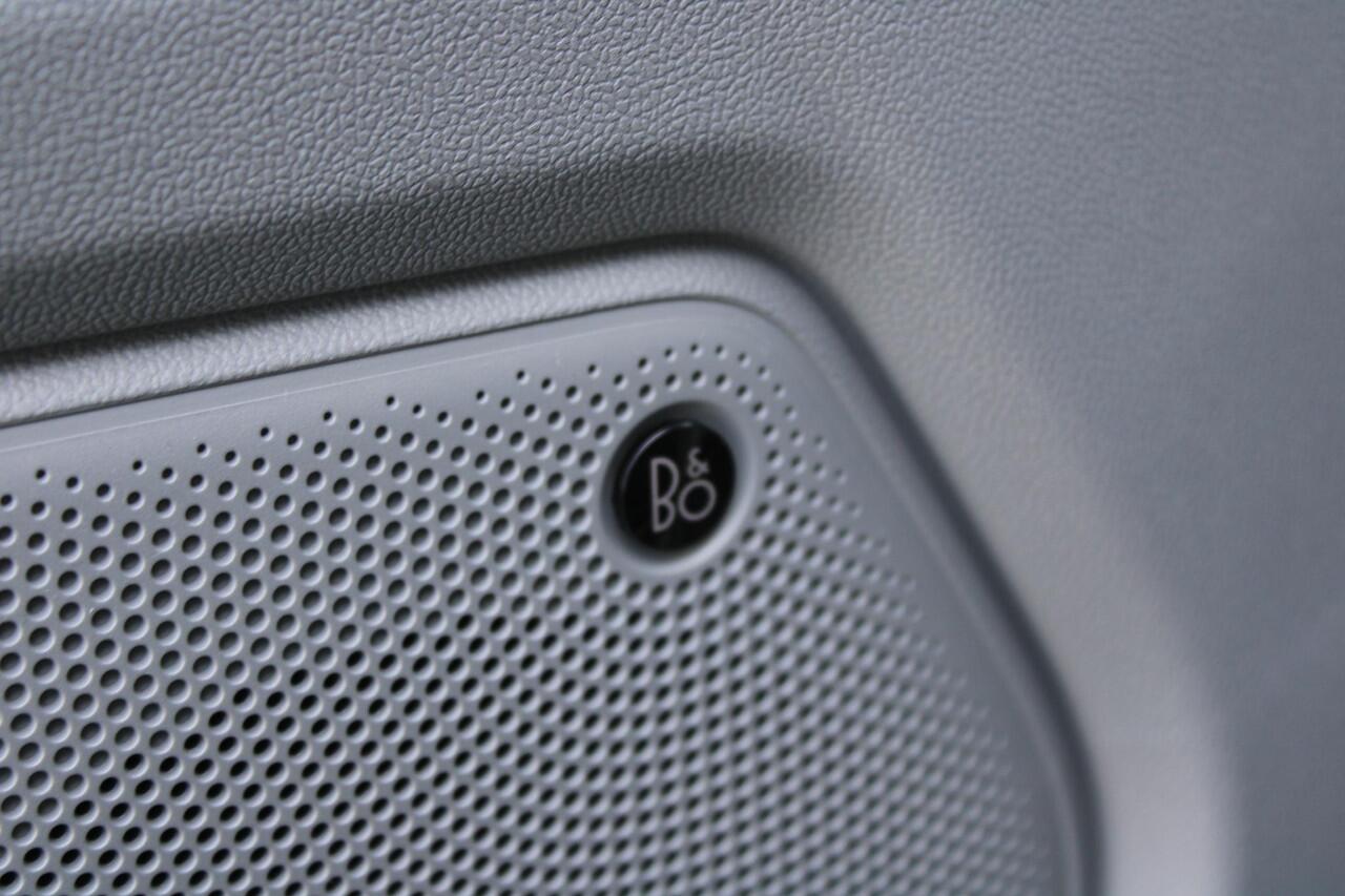 Ford TRANSIT CUSTOM 320 2.5 PHEV L2H1 Sport 233pk | Zuid | Inklapbare trekhaak | 19 inch lichtmetalen Sport velgen (mat zwart) | Verwarmbaar stuurwiel | Navigatie systeem | B&O speakers