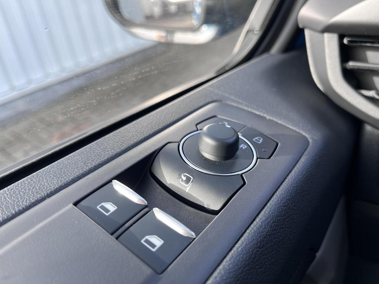 Ford TRANSIT CUSTOM 320 2.5 PHEV L1H1 Sport 233pk | Adaptieve cruise | BLIS | prijs incl. BPM en excl. BTW Dubbele Schuifdeuren elektrisch bedienbaar | Stoelverwarming | All Weather Banden | 360 Camera | Verlengde Fabrieksgarantie tot 10-2029