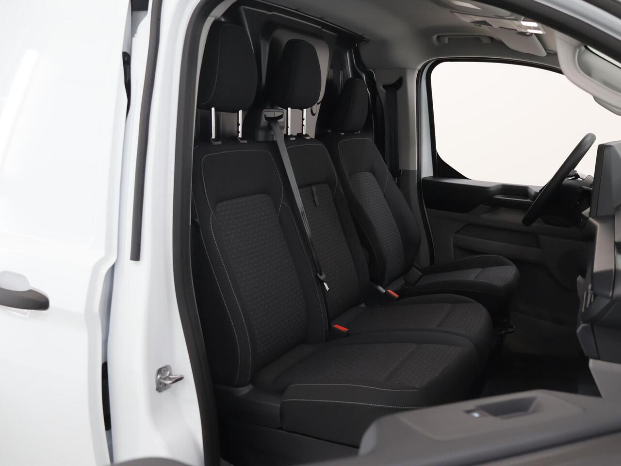 Ford TRANSIT CUSTOM E-Transit 320 | L1 H1 | TREND | 65 kWh | 328 KM RANGE | CLIMATE CONTROL | CARPLAY / ANDROID AUTO | STOELVERWARMING | SPIEGEL VERWARMING | ACHTERUITRIJCAMERA | VOORRUITVERWARMING | LAADRUIMTE PAKKET | VOORBEREIDING 2300 KG TREKHAAK