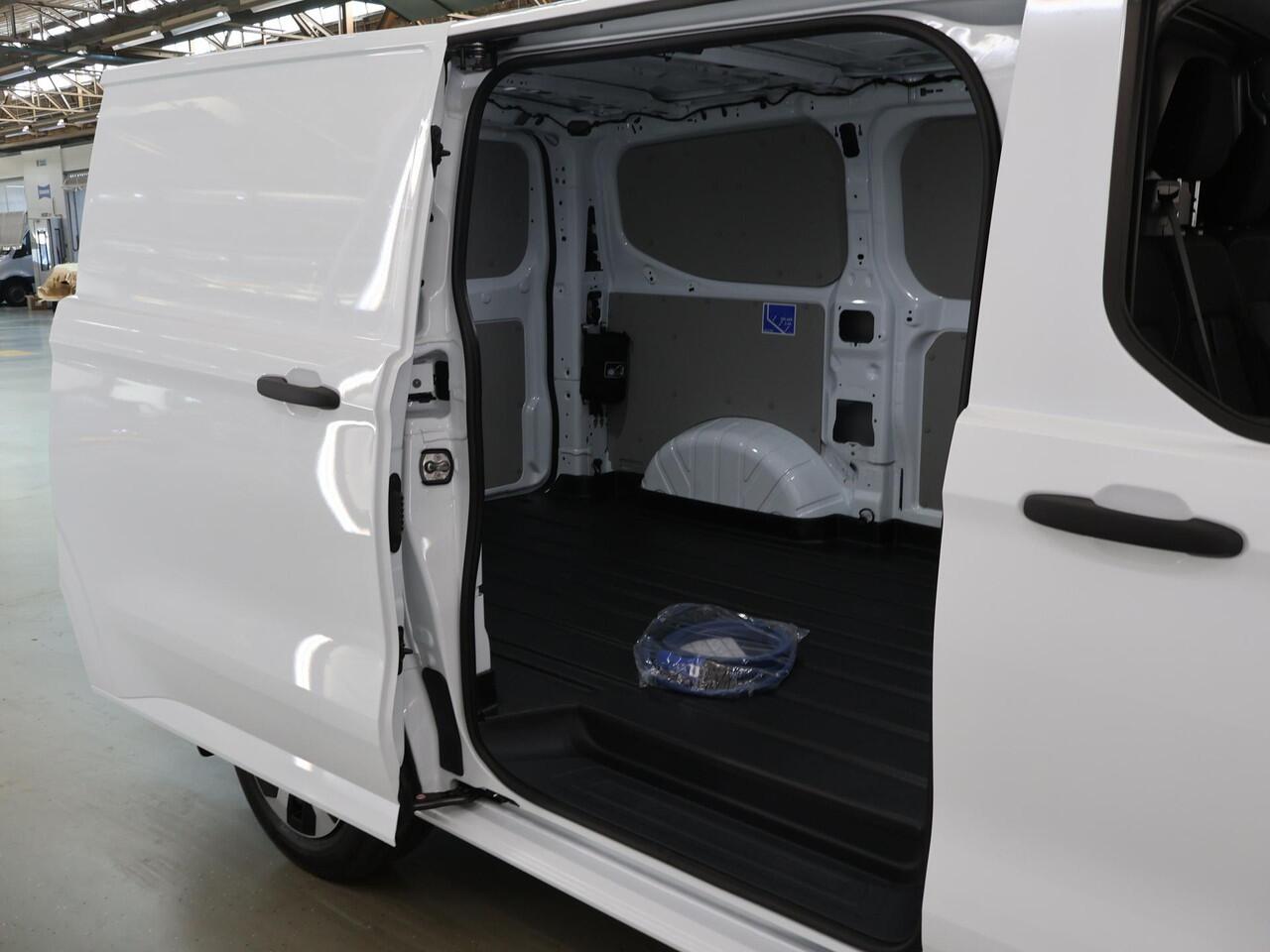 Ford TRANSIT CUSTOM E-Transit 320 | L1 H1 | TREND | 65 kWh | 328 KM RANGE | CLIMATE CONTROL | CARPLAY / ANDROID AUTO | STOELVERWARMING | SPIEGEL VERWARMING | ACHTERUITRIJCAMERA | VOORRUITVERWARMING | LAADRUIMTE PAKKET | VOORBEREIDING 2300 KG TREKHAAK