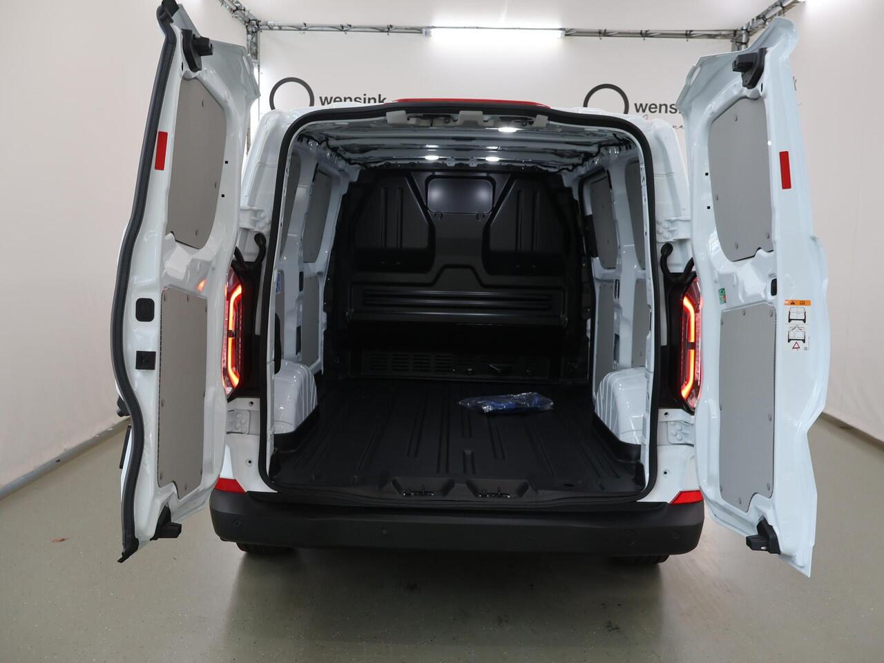Ford TRANSIT CUSTOM E-Transit 320 | L1 H1 | TREND | 65 kWh | 328 KM RANGE | CLIMATE CONTROL | CARPLAY / ANDROID AUTO | STOELVERWARMING | SPIEGEL VERWARMING | ACHTERUITRIJCAMERA | VOORRUITVERWARMING | LAADRUIMTE PAKKET | VOORBEREIDING 2300 KG TREKHAAK