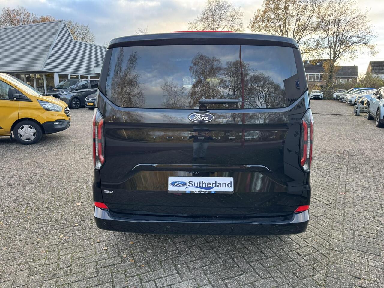 Ford TRANSIT CUSTOM Tourneo 340 2.5 PHEV L2H1 Titanium X 233pk | Incl. BTW/BPM Rijklaar | Handsfree elektrische dubbele zijschuifdeuren | Inklapbare trekhaak | 16-Weg elektrsich verstelbare AGR-stoel | Tourneo Luxury Pack | Verwarmbaar stuurwiel