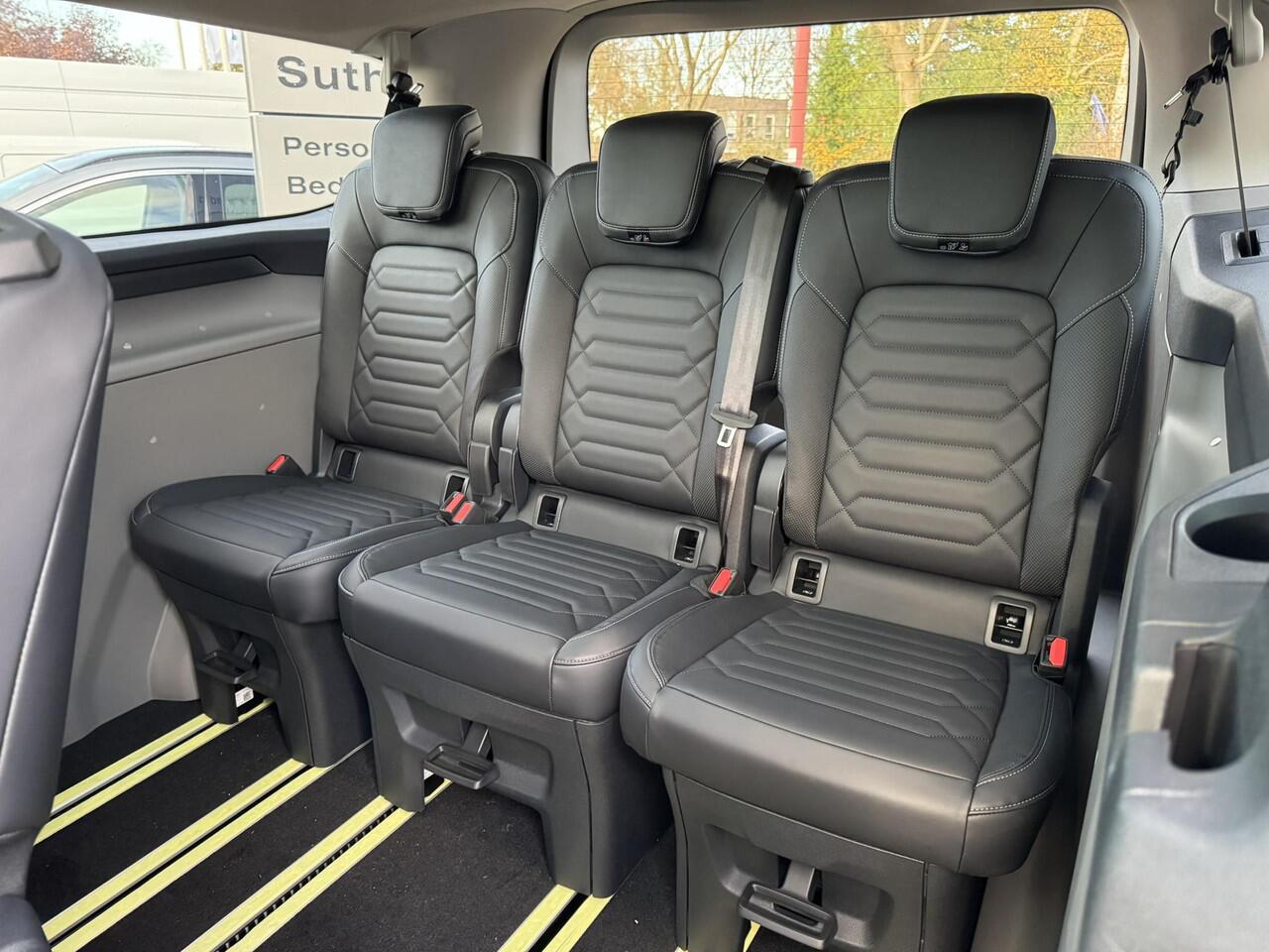 Ford TRANSIT CUSTOM Tourneo 340 2.5 PHEV L2H1 Titanium X 233pk | Incl. BTW/BPM Rijklaar | Handsfree elektrische dubbele zijschuifdeuren | 16-Weg elektrsich verstelbare AGR-stoel | Inklapbare trekhaak | Tourneo Luxury Pack | Verwarmbaar stuurwiel