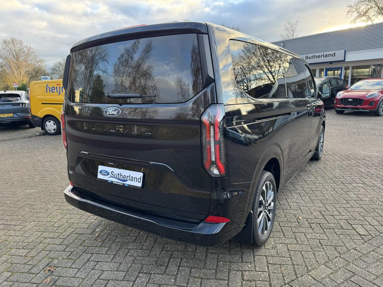 Ford TRANSIT CUSTOM Tourneo 340 2.5 PHEV L2H1 Titanium X 233pk | Incl. BTW/BPM Rijklaar | Handsfree elektrische dubbele zijschuifdeuren | 16-Weg elektrsich verstelbare AGR-stoel | Inklapbare trekhaak | Tourneo Luxury Pack | Verwarmbaar stuurwiel