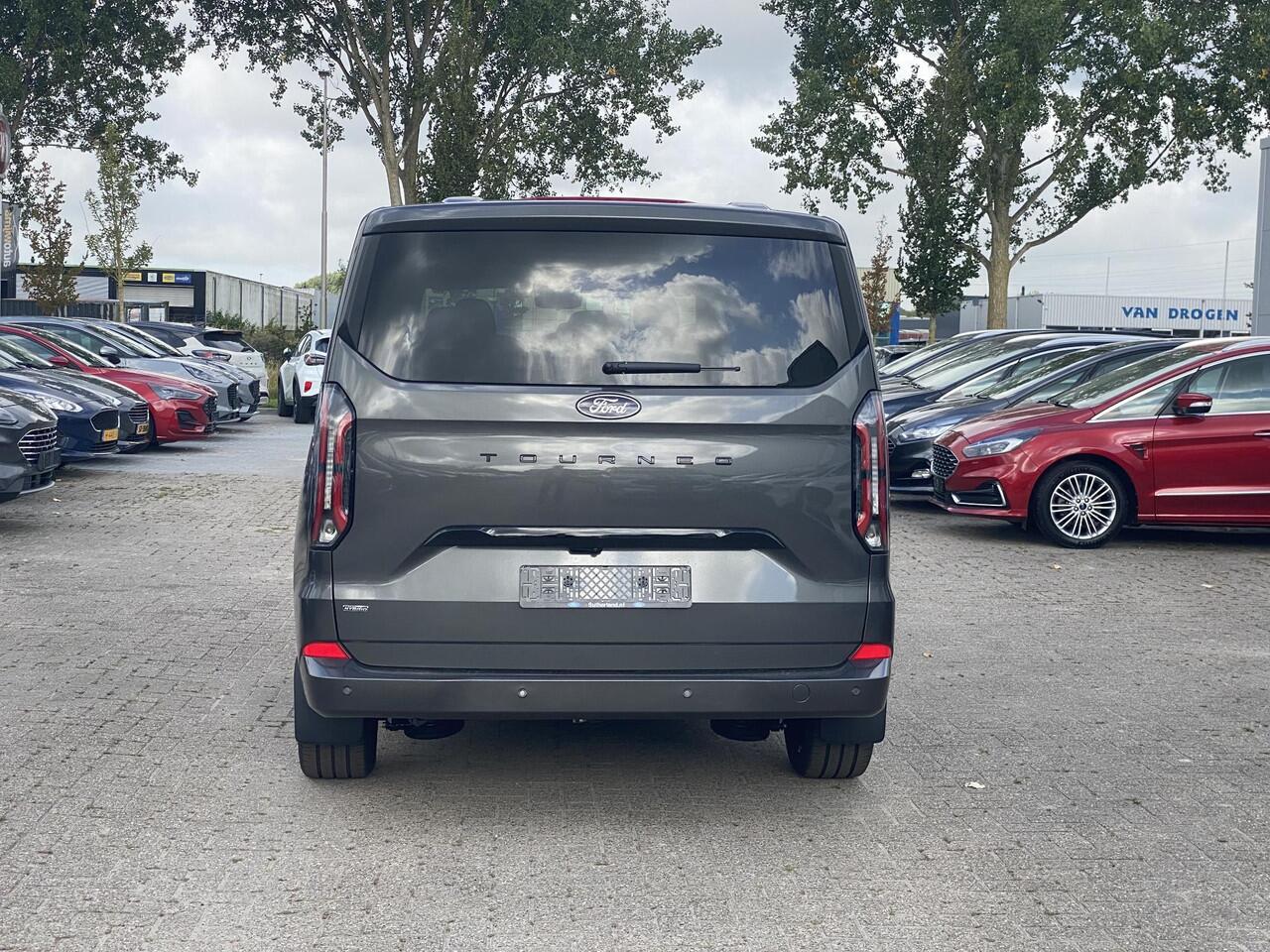 Ford TRANSIT CUSTOM Tourneo 340 2.5 PHEV L2H1 Titanium X 233pk | Incl. BTW/BPM Rijklaar | Handsfree elektrische dubbele zijschuifdeuren | 16-Weg elektrsich verstelbare AGR-stoel | Inklapbare trekhaak | Tourneo Luxury Pack | Verwarmbaar stuurwiel