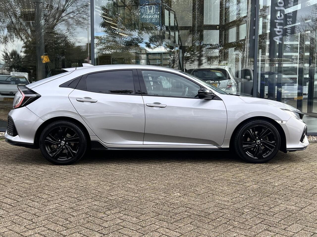 Honda CIVIC 1.0 i-VTEC Black Edition | ACHTERUITRIJCAMERA | LM VELGEN | NAVIGATIE | STOELVERWARMMING | PARKEERSENSOREN ACHTER | ADAPT. CRUISE CONTROL | LANE ASSIST | CARPLAY |