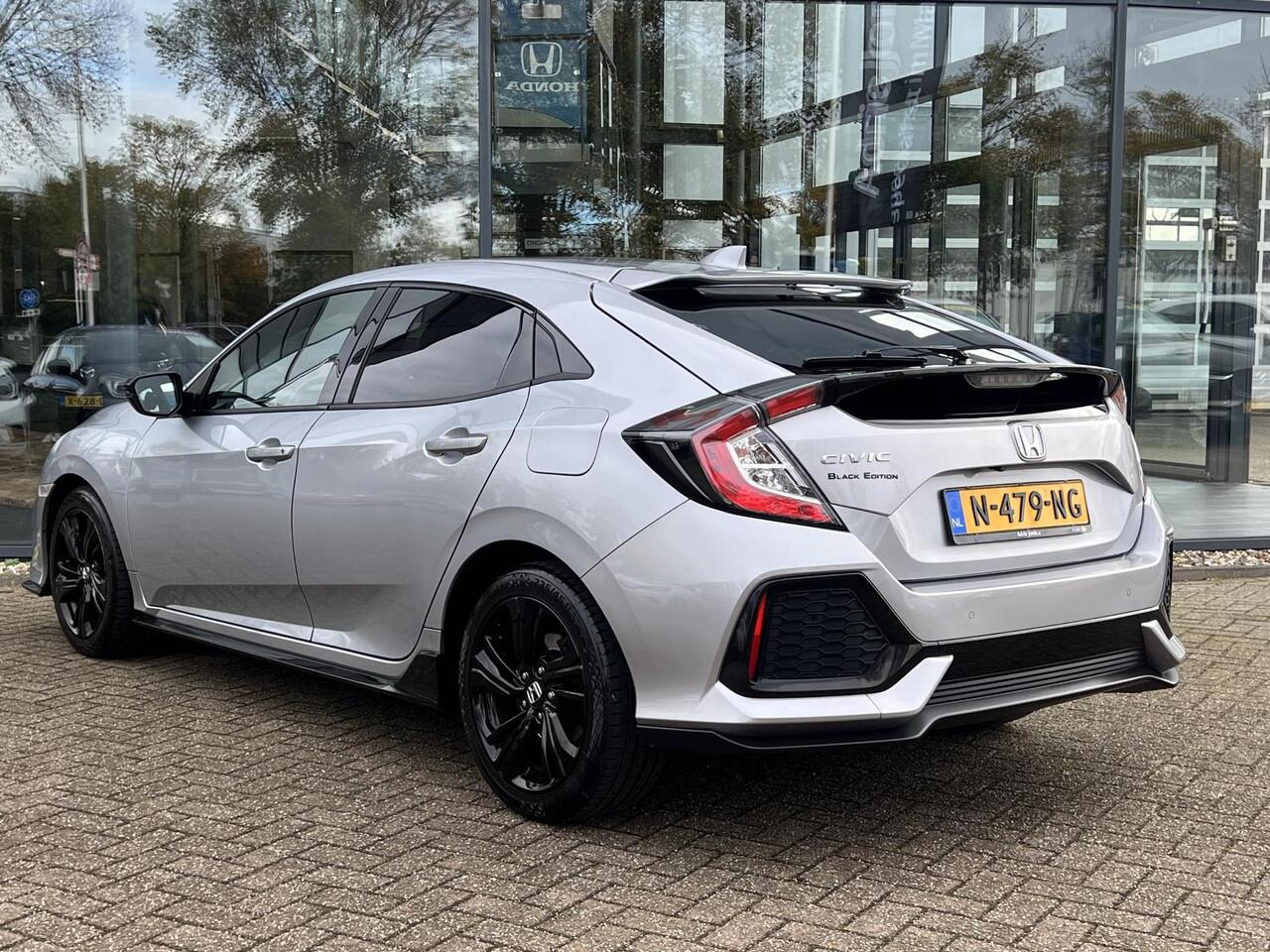 Honda CIVIC 1.0 i-VTEC Black Edition | ACHTERUITRIJCAMERA | LM VELGEN | NAVIGATIE | STOELVERWARMMING | PARKEERSENSOREN ACHTER | ADAPT. CRUISE CONTROL | LANE ASSIST | CARPLAY |