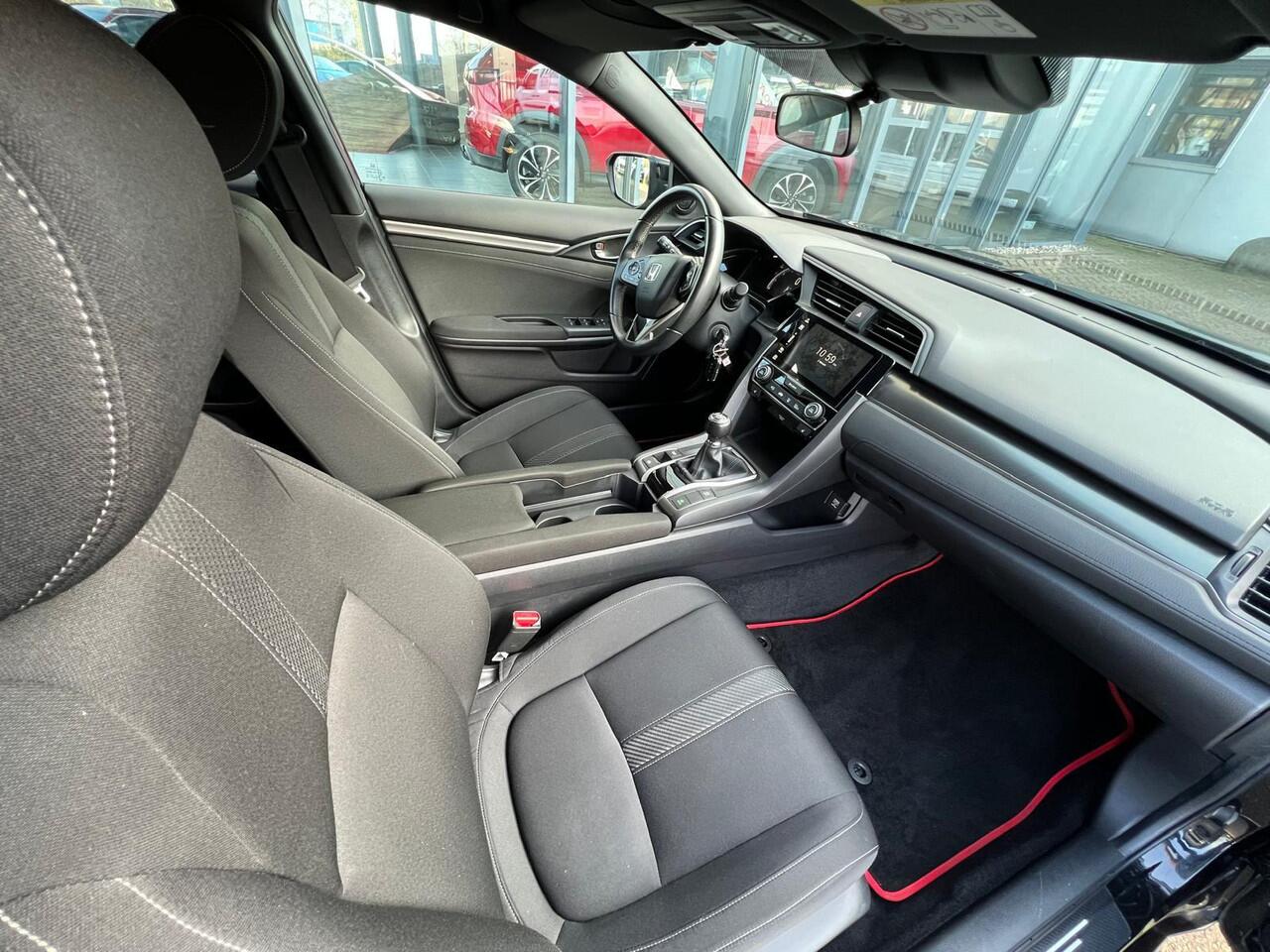 Honda CIVIC 1.0 i-VTEC Elegance TREKHAAK | NED.AUTO | DEALER ONDERHOUDEN | CAMERA | NAVIGATIE | PARKEER SENSOREN | STOEL VERWARMING |