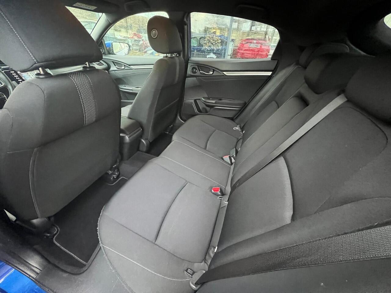 Honda CIVIC 1.0 i-VTEC Business Edition AUTOMAAT | TREKHAAK | NED. AUTO | A.CAMERA | NAVIGATIE | STOEL VERWARMING | CLIMATE CONTROLE | CRUISE CONTROLE |