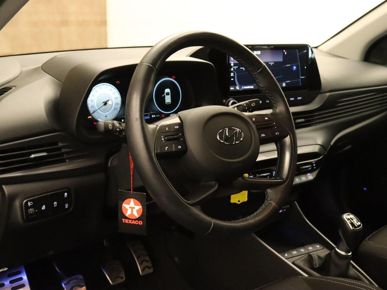 Hyundai Bayon 1.0 T-GDI Premium - NAVIGATIE - CAMERA - VOORSTOELEN VERWARMD - APPLE CARPLAY/ ANDROID AUTO - CLIMATE CONTROL - DIGITAAL DASHBOARD - STUUR VERWARMD - PARKEERSENSOREN ACHTER - 17 INCH LICHT METALEN VELGEN