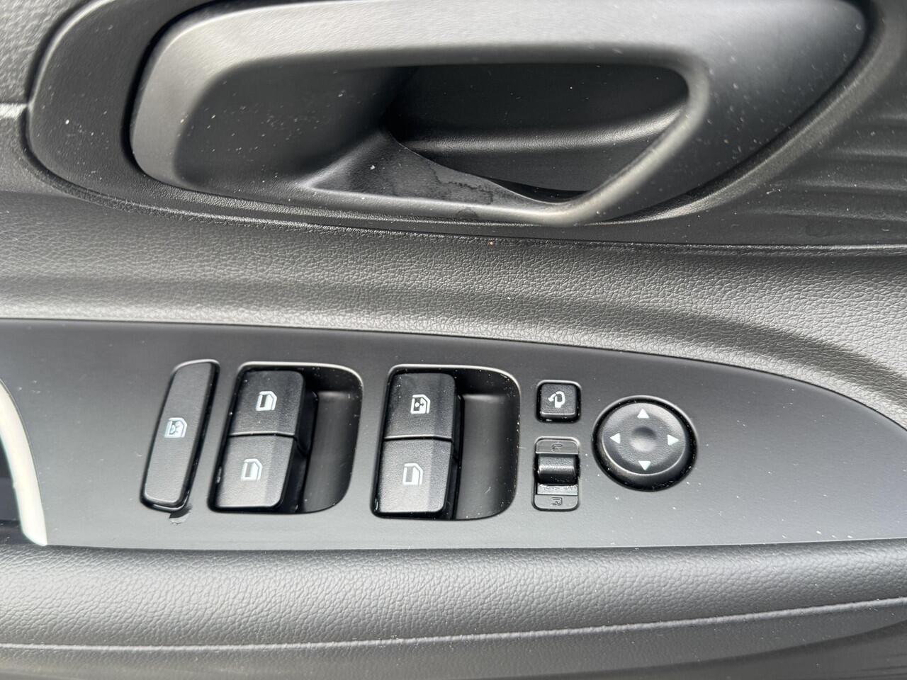 Hyundai Bayon 1.0 T-GDI Comfort Smart / 1e eig / Navigatie / Automaat / Two-Tone Zwart dak / slechts 10.818 km/ apple carplay of android auto/ achteruitrijcamera met parkeersensoren