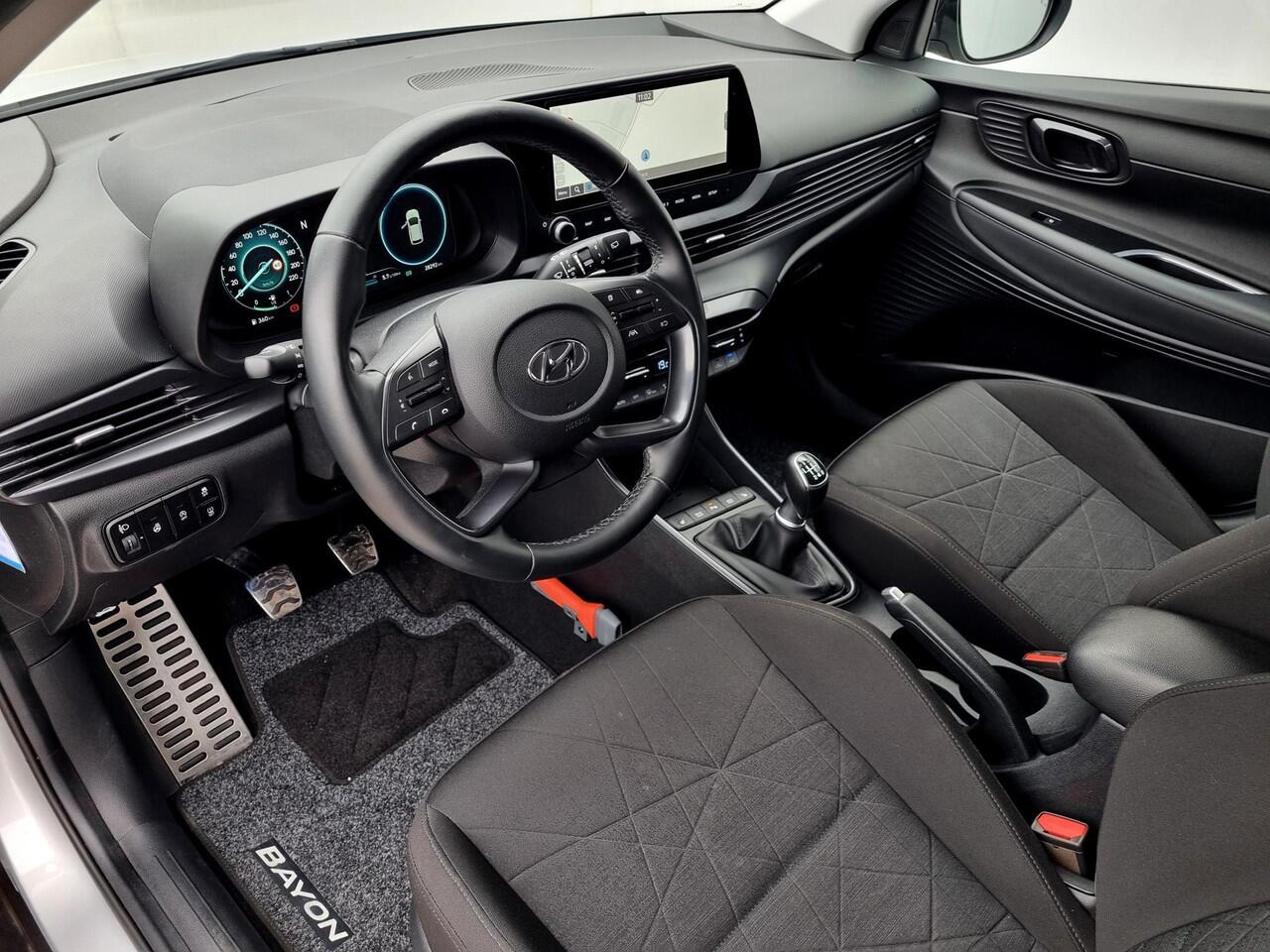 Hyundai Bayon 1.0 T-GDI Premium / Navigatie / Verwarmde stoelen + stuurwiel / Cruise Control / Keyless Entry / LMV / Climate Control / Extra Getint Glas.