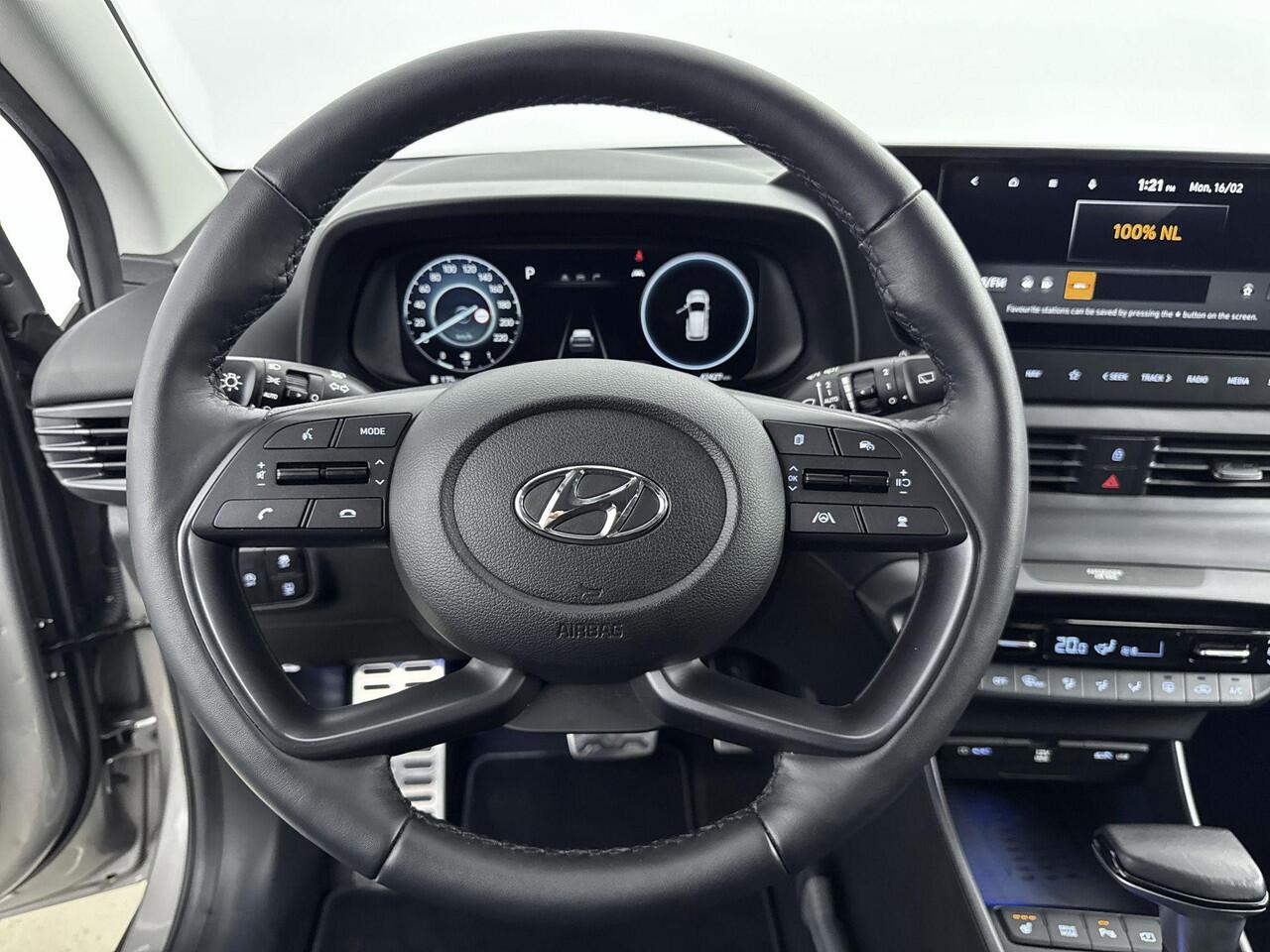Hyundai Bayon 1.0 T-GDI Aut.100Pk Premium | Navigatie | Bose geluidssysteem | Apple Carplay/Android Auto | Cruise Control Adaptief | Stuurwiel en Voorstoelen Verwarmd | Climate Control | LED koplampen | Lichtmetalen Velgen 16" | Dodehoekdetectie|