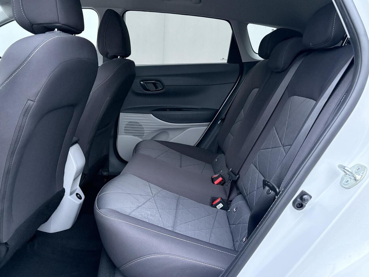 Hyundai Bayon 1.0 T-GDI Comfort Smart Automaat / Fabrieksgarantie tot 04-05-2029 / Navigatie / Camera / Climate Control / Android Auto/Apple Carplay