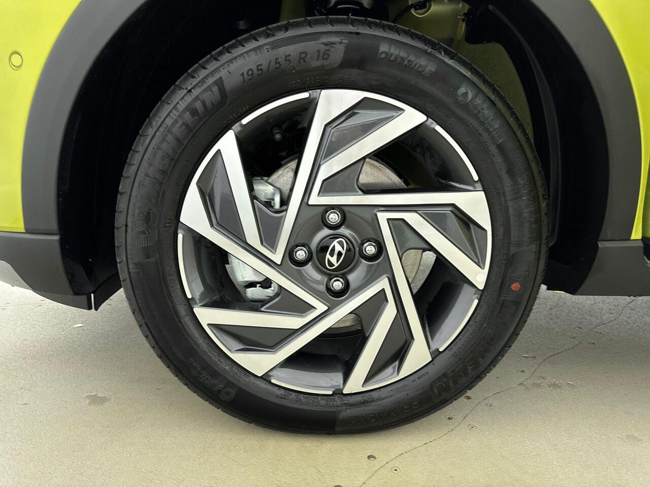 Hyundai Bayon 1.0 T-GDI Premium | Climate control | Verwarmbare stoelen en stuur | Privacy glass | Navigatie