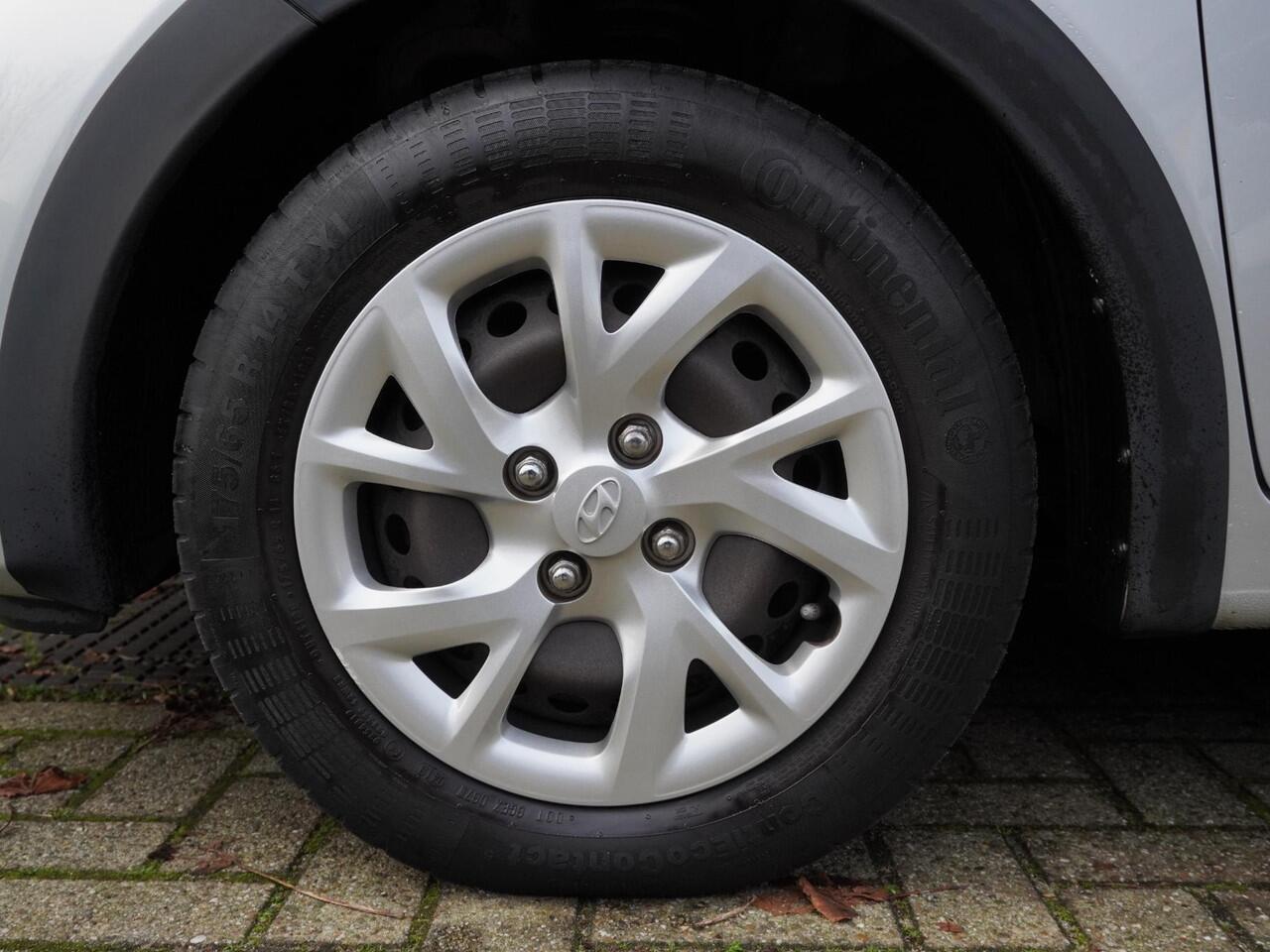 Hyundai I 10 1.0i Comfort 5p. AUTOMAAT / 26.000KM!! / 1E EIGENAAR / DEALER ONDERHOUDEN / NAVI / SMART PACK / PDC A / AIRCO / BLUETOOTH / DAB / APPLE CARPLAY / ANDROID AUTO / 14''